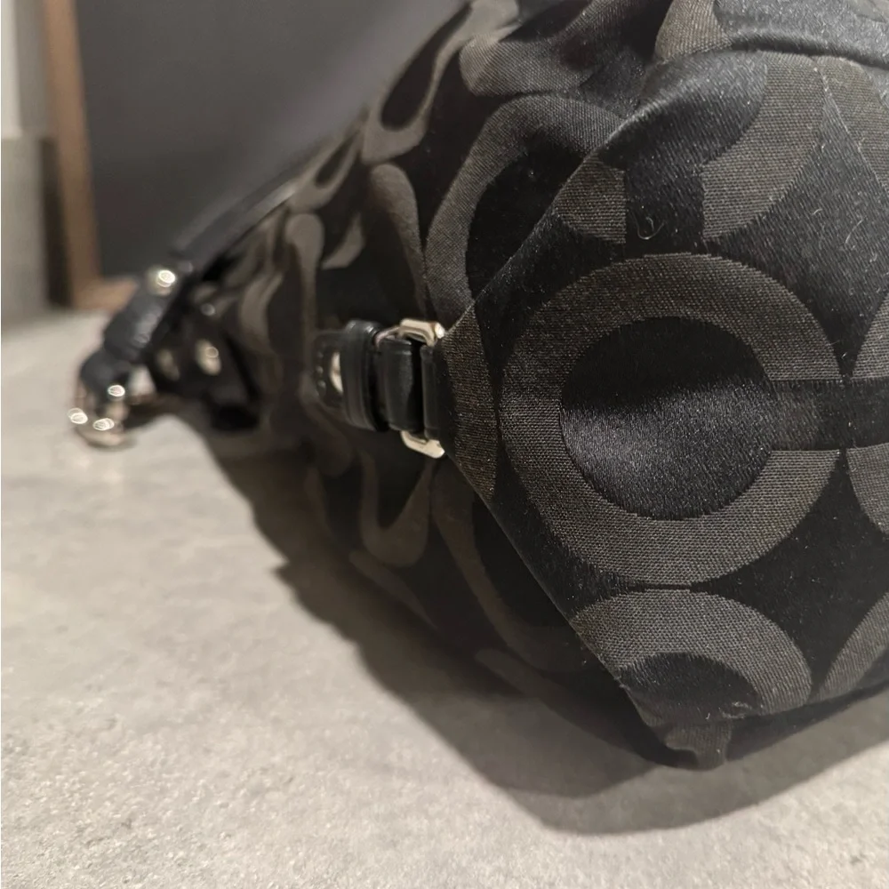 COACH Op-Art Brooke Signature Handbag in GUC! - Picture 7 of 9